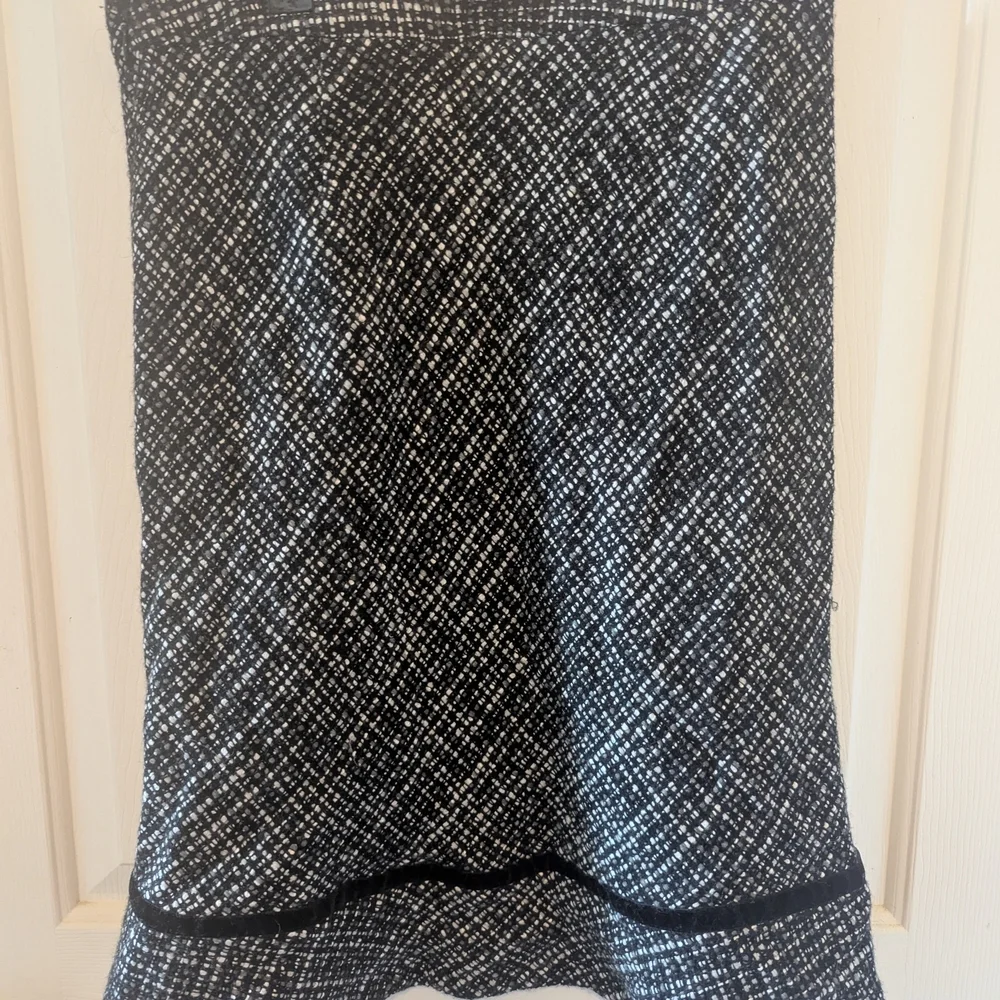 GAP Boucle Black and White Flounce Hem Size 4 Midi Skirt